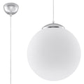 Suspension boule Ugo en verre blanc avec coupelle chromée câble transparent et détail de la rosace chromée