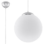 Suspension boule Ugo en verre blanc avec coupelle chromée câble transparent et détail de la rosace chromée