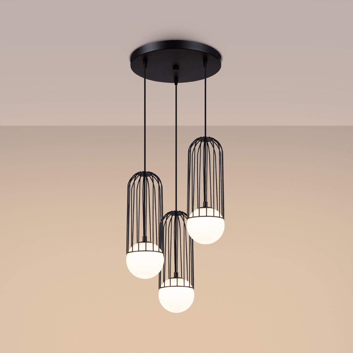 Suspension Brina 3 en grappe cage métal noir G9 allumée, lumière diffusée par le globe opale