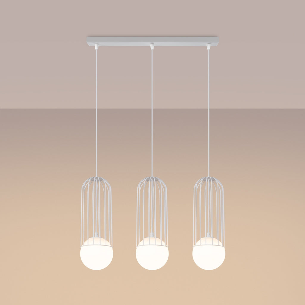 Suspension Brina 3 en ligne cage métal blanc G9 allumée, lumière diffusée par le globe opale