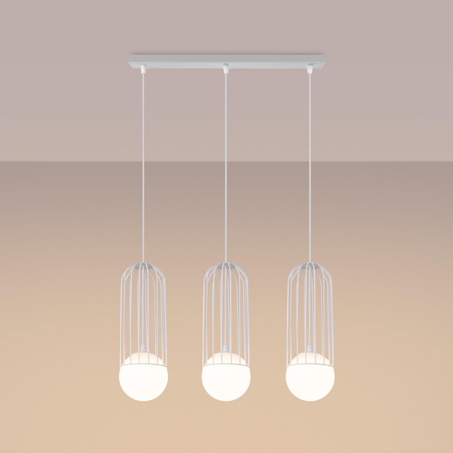 Suspension Brina 3 en ligne cage métal blanc G9 allumée, lumière diffusée par le globe opale
