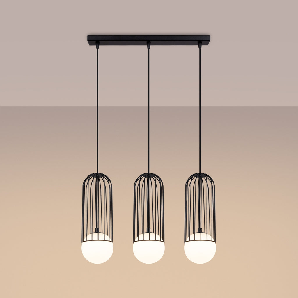 Suspension Brina 3 en ligne cage métal noir G9 allumée, lumière diffusée par le globe opale