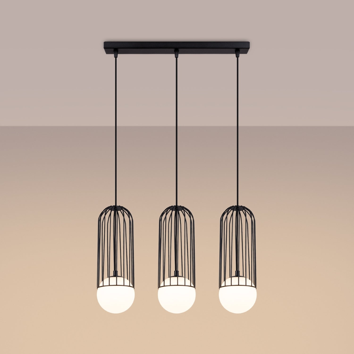 Suspension Brina 3 en ligne cage métal noir G9 allumée, lumière diffusée par le globe opale