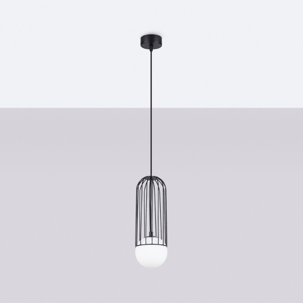 Suspension Brina noire sur fond gris clair avec sa cage en capsule et son globe opale