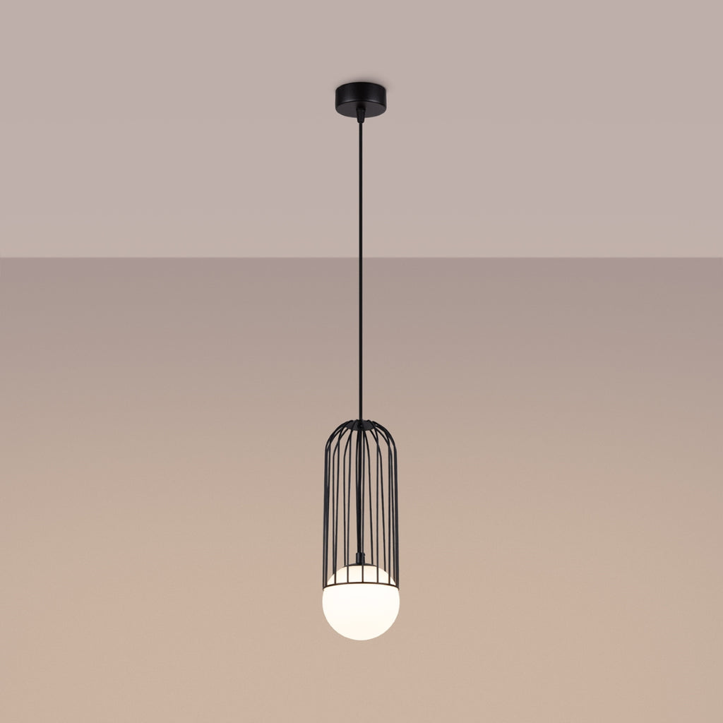 Suspension Brina cage métal noir G9 allumée, lumière diffusée par le globe opale