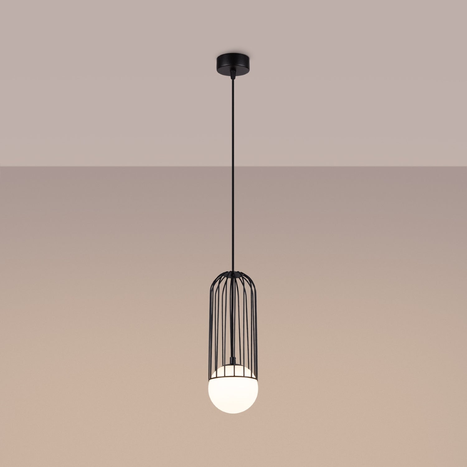 Suspension Brina cage métal noir G9 allumée, lumière diffusée par le globe opale