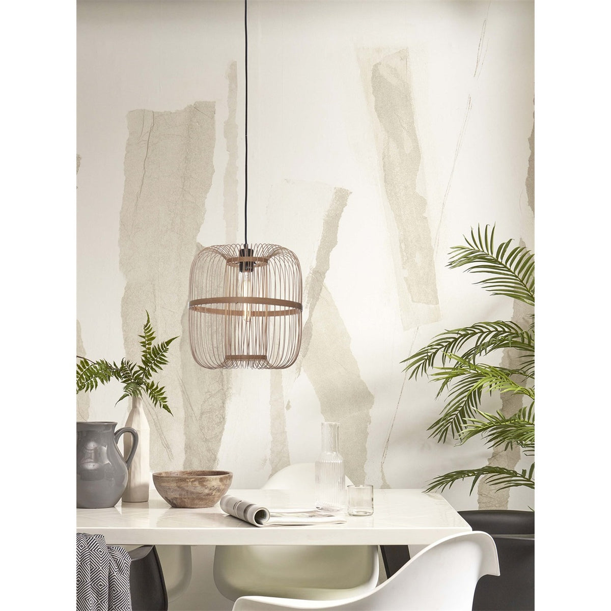 Suspension Hokkaido bambou naturel au-dessus d'une table blanche entourée de chaises coques