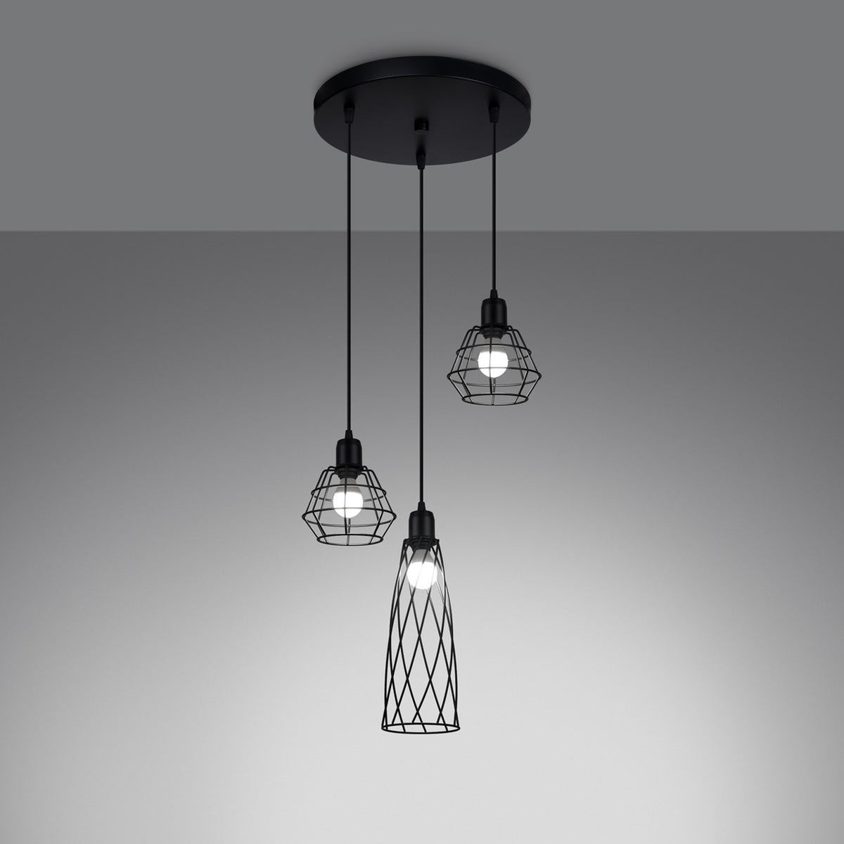 Suspension Suba 3 en grappe allumée avec ses trois ampoules visibles dans les cages noires
