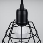 Détail d'une cage diamant en fil d'acier noir avec sa douille et son ampoule de la suspension Suba 3