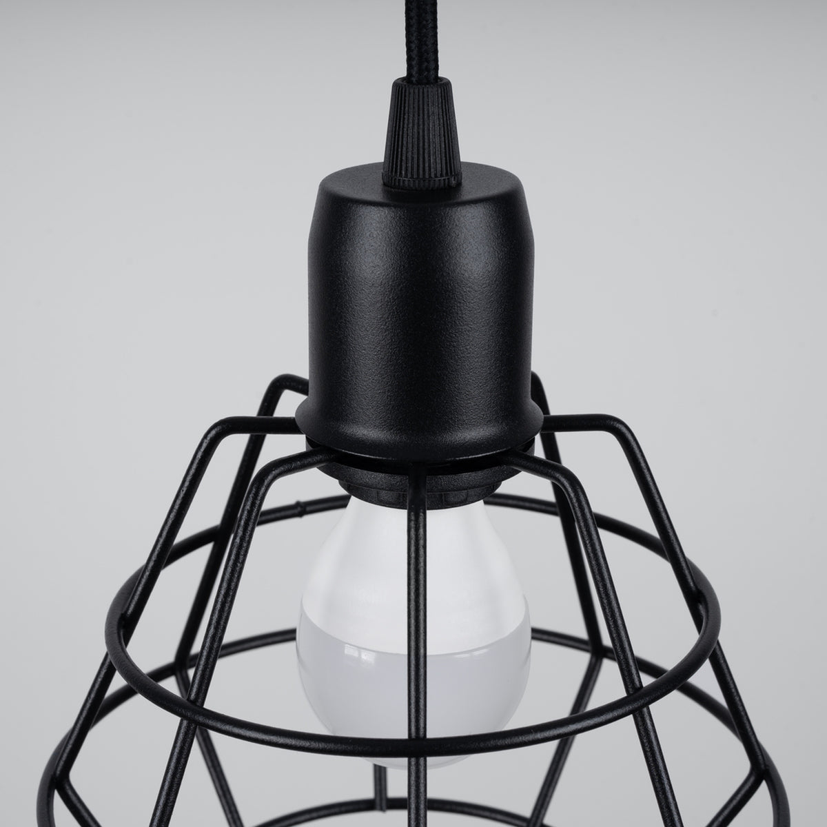 Détail d'une cage diamant en fil d'acier noir avec sa douille et son ampoule de la suspension Suba 3