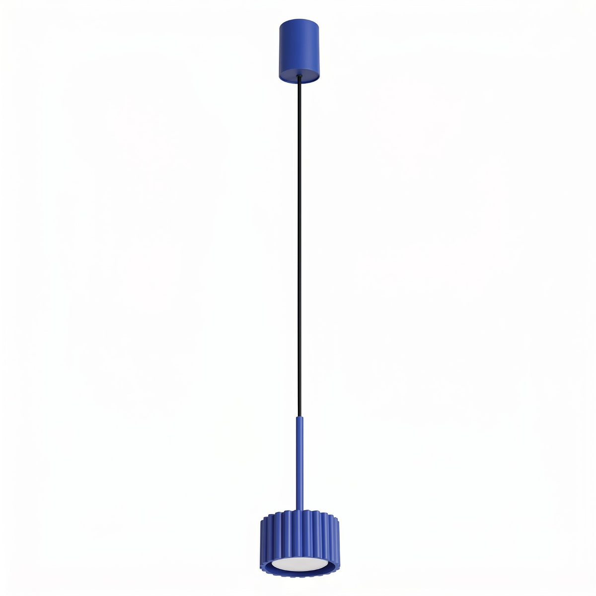 Suspension Aura 1 en laque bleu outremer sur fond blanc avec sa rosace cylindrique et son tambour cannelé