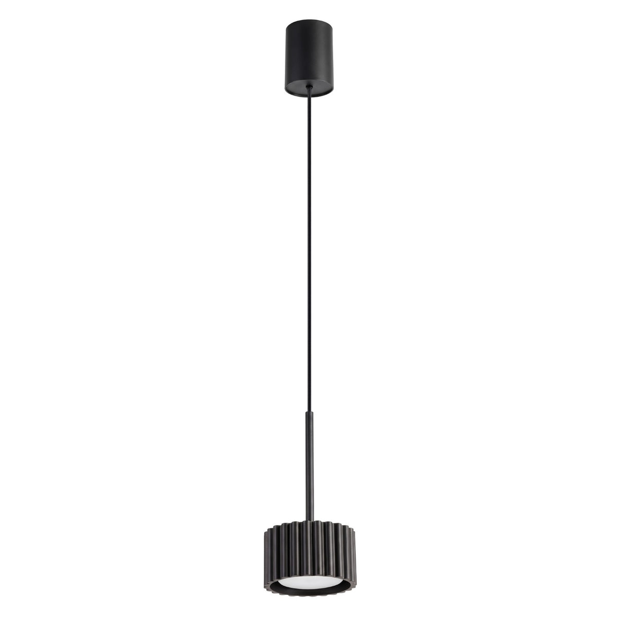 Suspension Aura 1 en laque noire sur fond blanc avec sa rosace cylindrique et son tambour cannelé