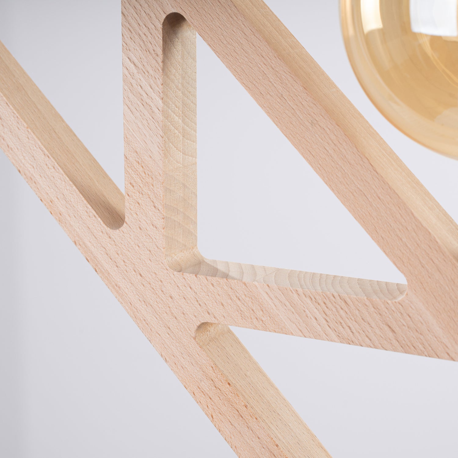 Suspension Caro cadre géométrique bois naturel E27 en ambiance
