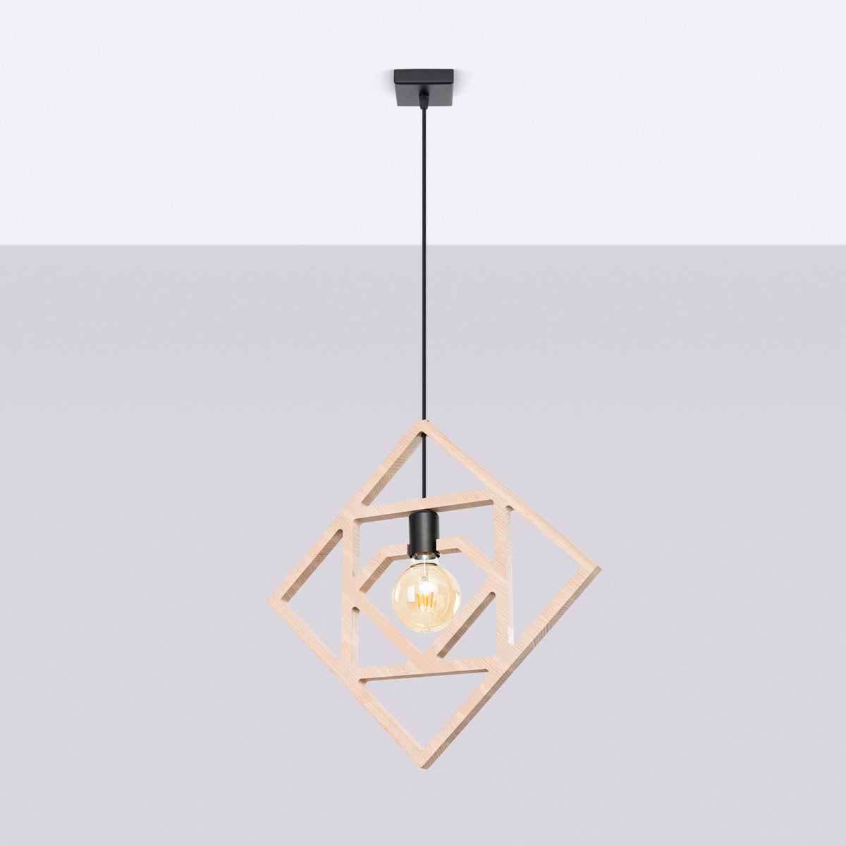 Suspension Caro en bois naturel fixée au plafond par une rosace carrée noire