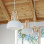 Suspension Casco métal blanc et bois naturel en situation dans un intérieur