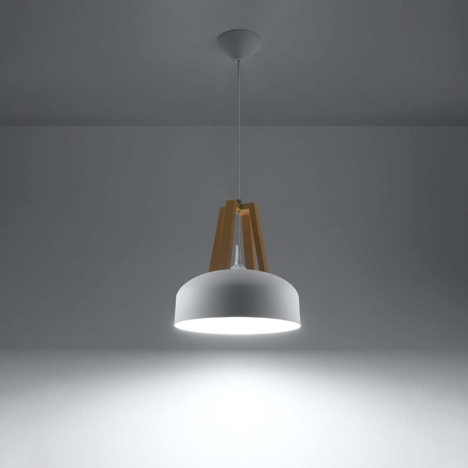 Suspension Casco métal blanc et bois naturel, détail de la cage en bois