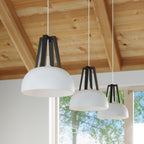 Suspension Casco métal blanc et bois noir en situation dans un intérieur
