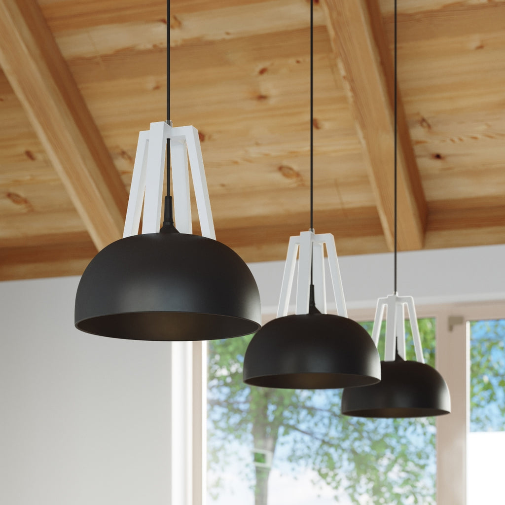 Suspension Casco métal noir et bois blanc en situation dans un intérieur