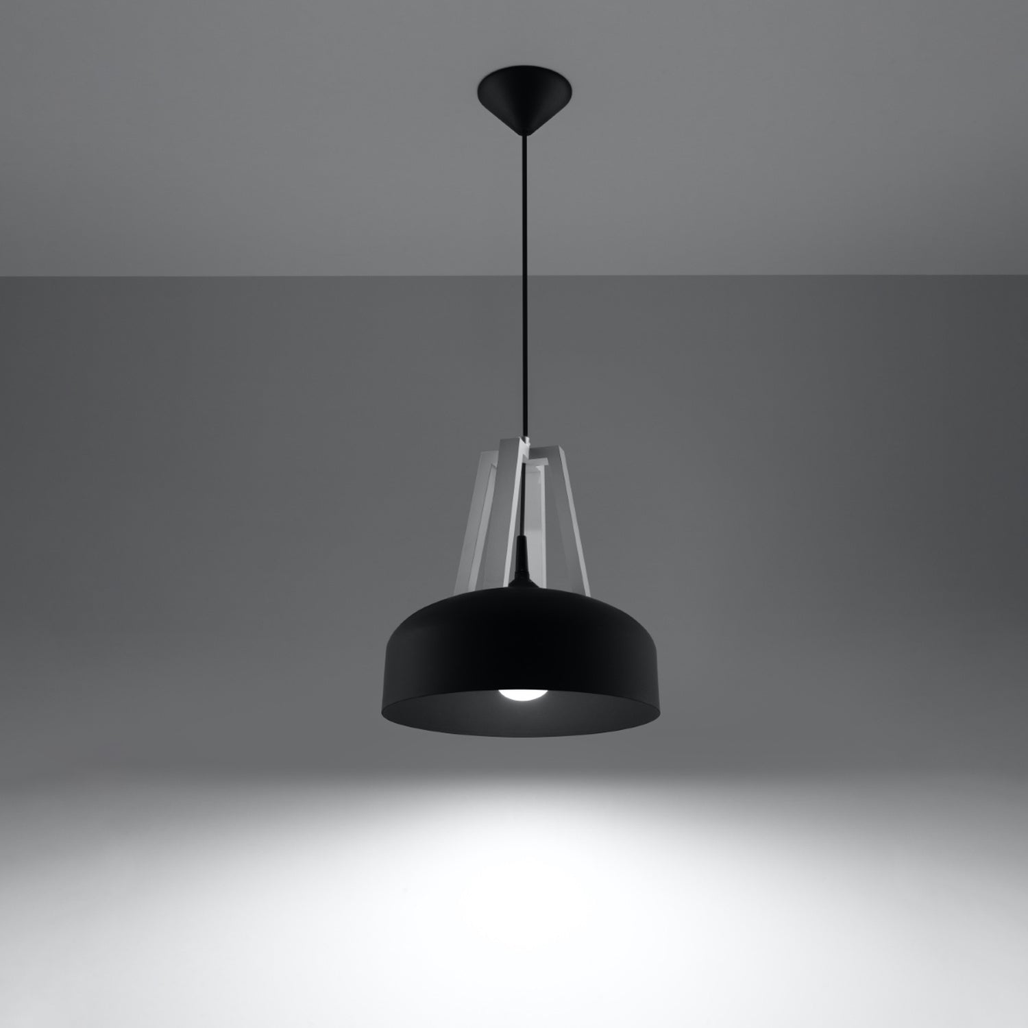 Suspension Casco métal noir et bois blanc, détail de la cage en bois