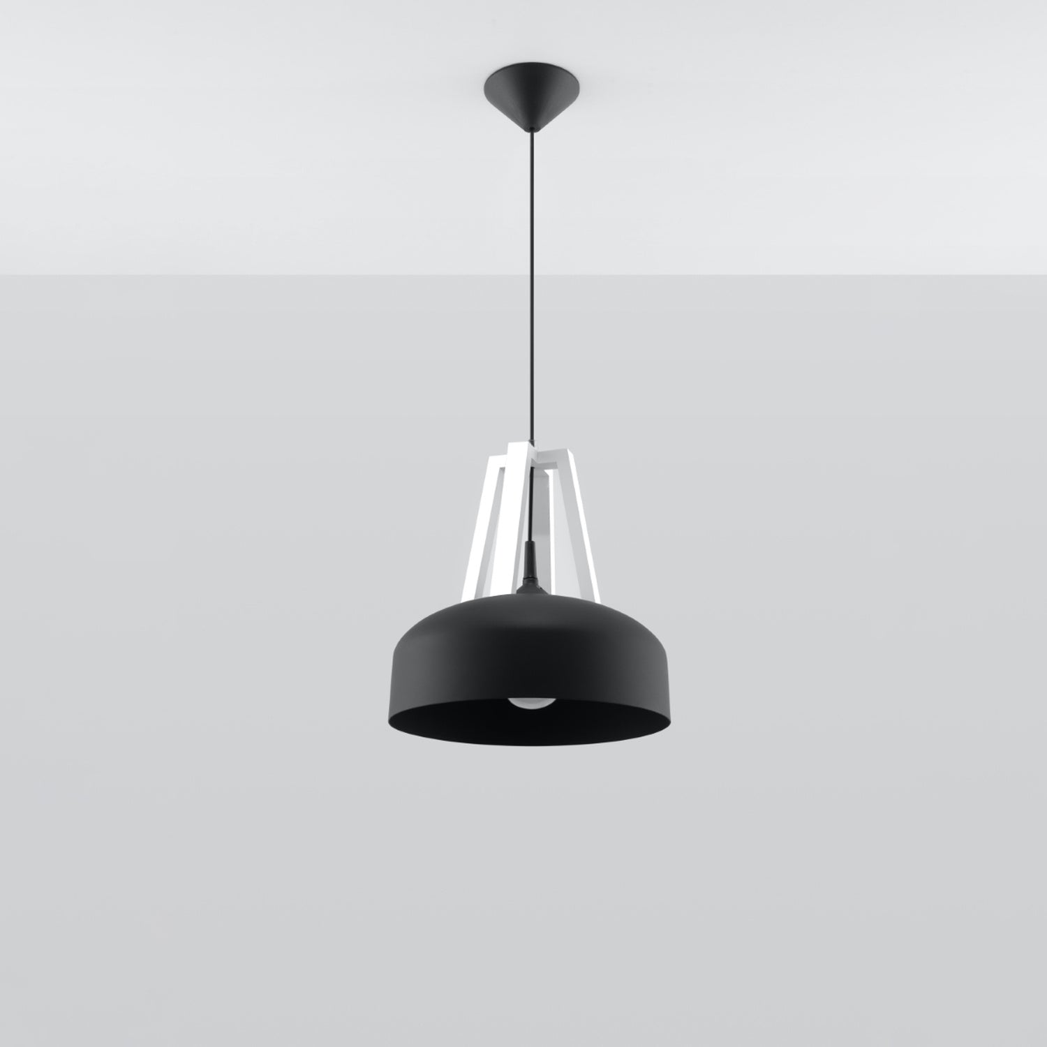 Suspension Casco métal noir et bois blanc, vue de profil