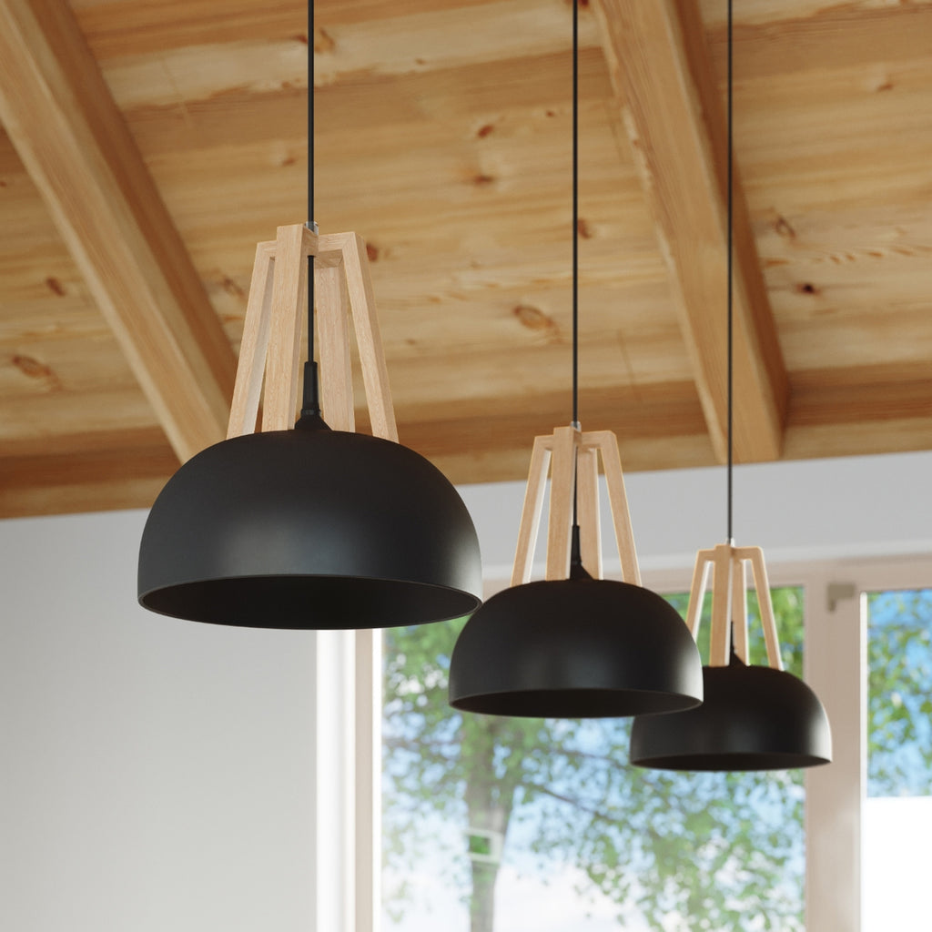 Suspension Casco métal noir et bois naturel en situation dans un intérieur