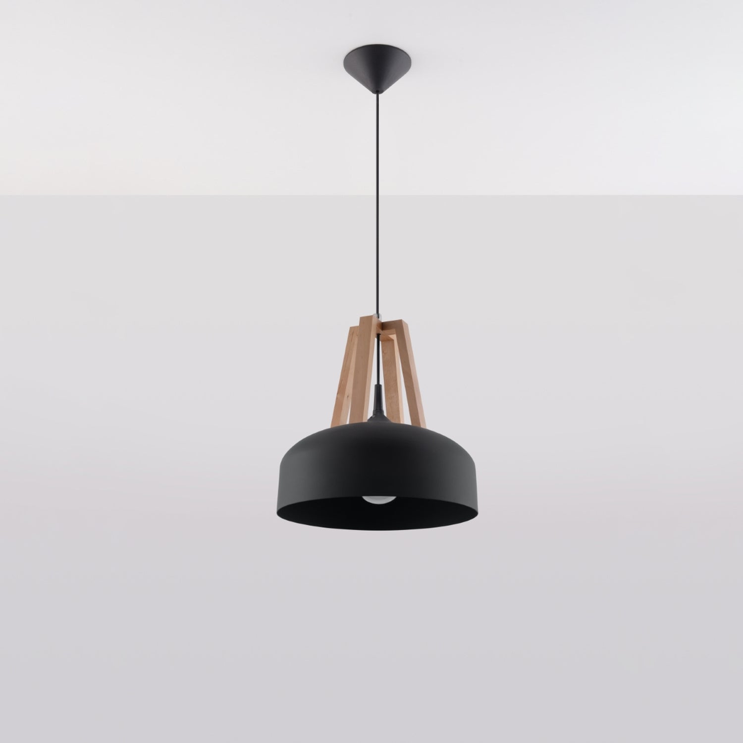 Suspension Casco métal noir et bois naturel, vue de profil