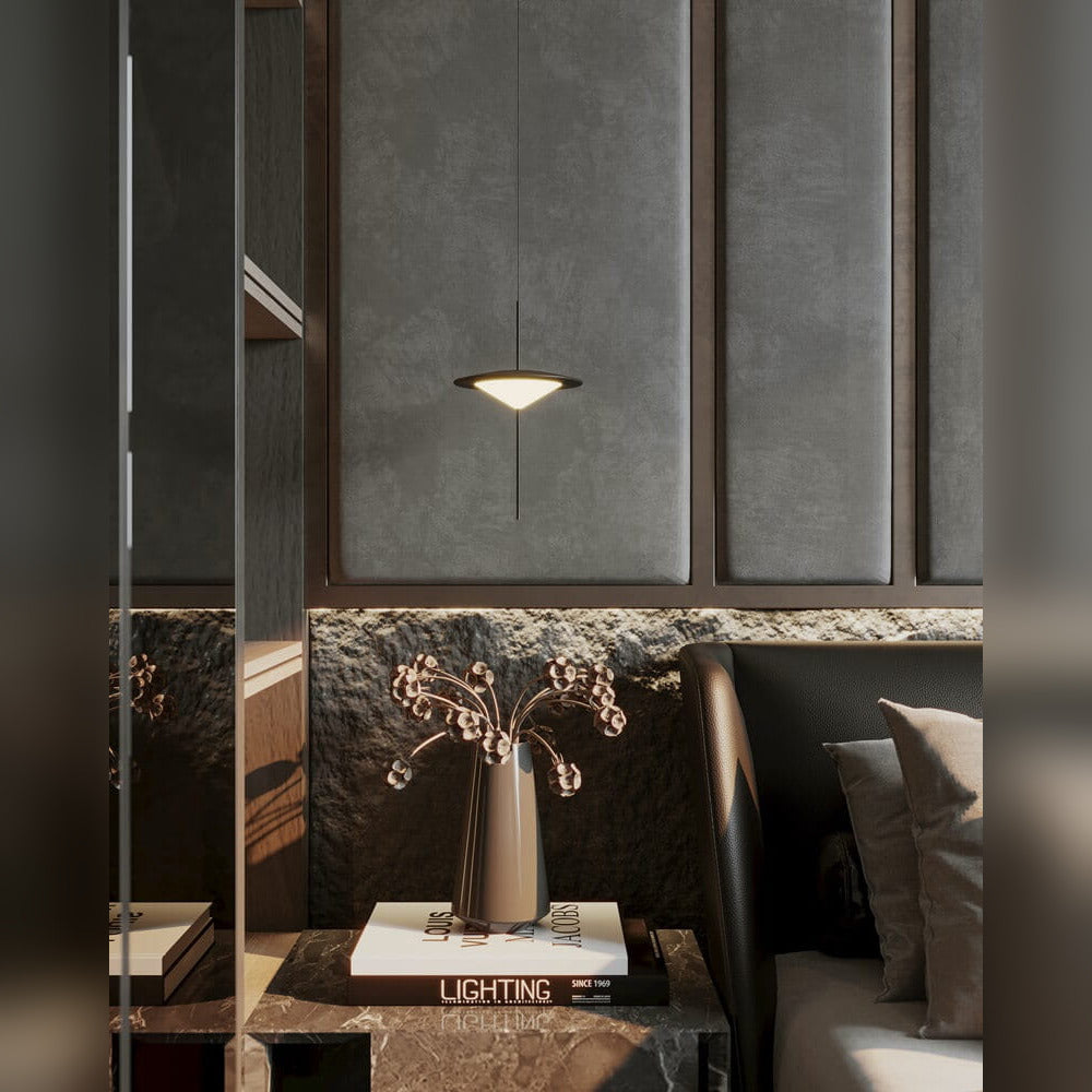 Suspension Cone I allumée au-dessus d'une console de marbre dans une chambre sombre