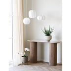 Trio suspensions Coventry blanches résine au-dessus console bois cannelé salon lumineux naturel