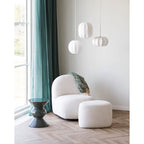 Trio suspensions Coventry blanches dont boule nervurée au-dessus fauteuil bouclette blanc salon