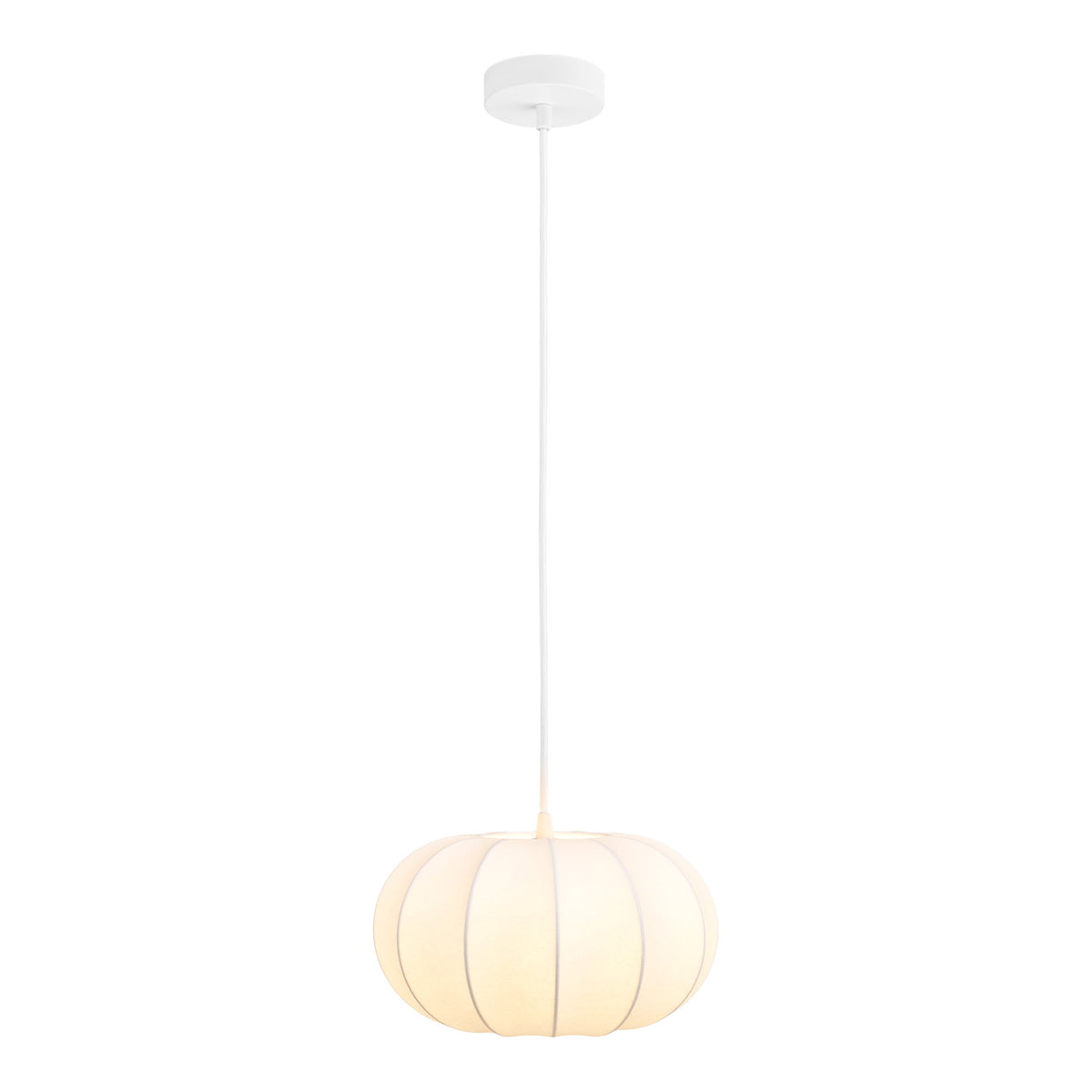 Suspension Coventry en résine blanche au globe aplati allumée diffusant une lumière douce sur fond blanc