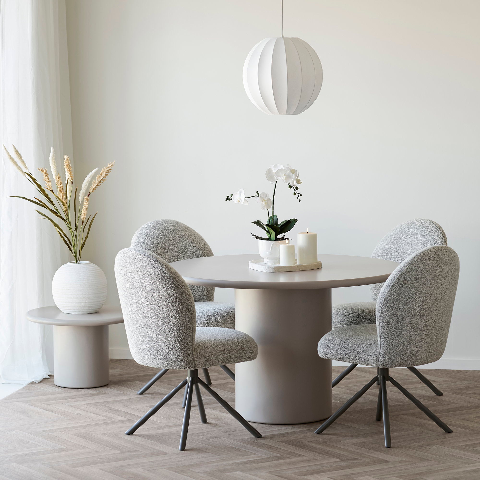 Suspension Coventry sphère blanche résine table à manger ronde beige chaises bouclette grises