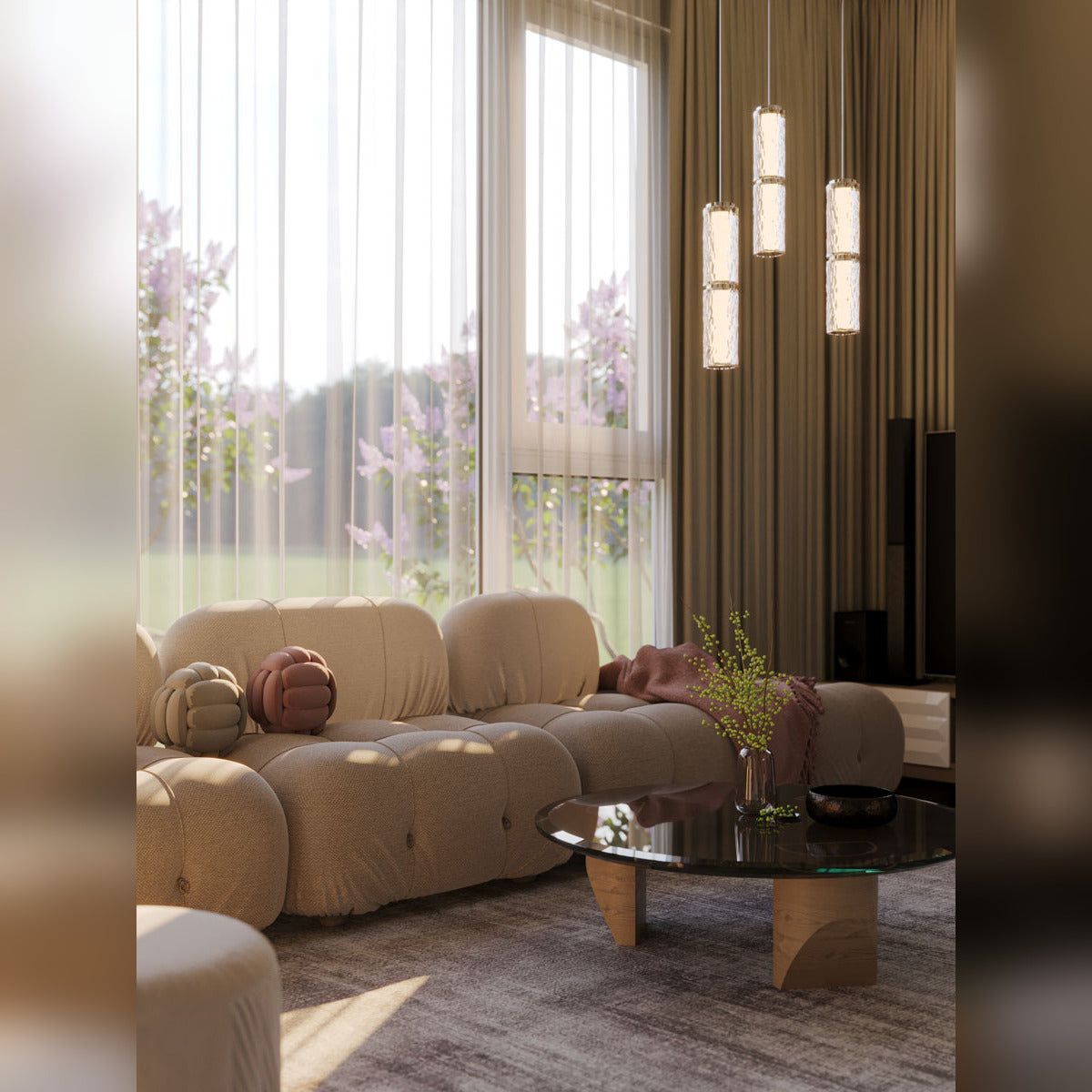 Trois suspensions Love allumées à des hauteurs décalées près d'une grande fenêtre dans un salon