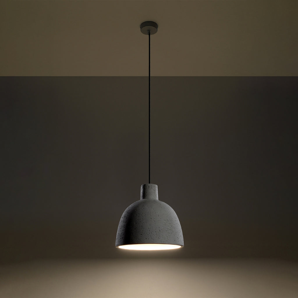 Suspension Damaso en béton allumée diffusant une lumière chaude