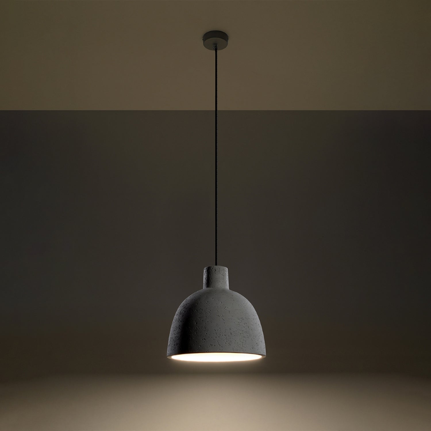 Suspension Damaso en béton allumée diffusant une lumière chaude