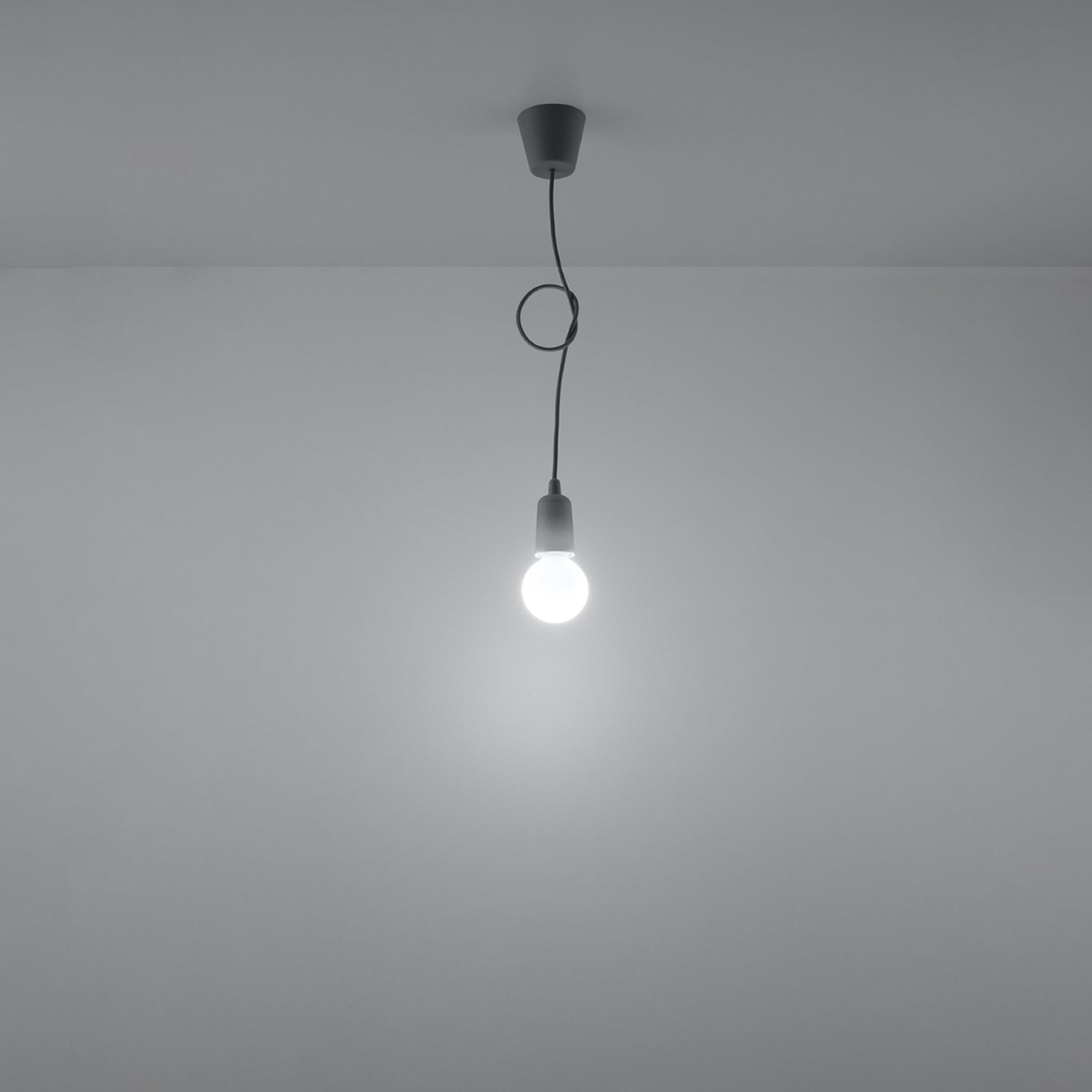 Suspension Diego 1 grise allumée diffusant une lumière douce