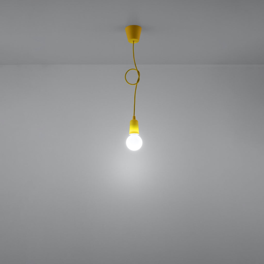 Suspension Diego 1 jaune allumée diffusant une lumière douce