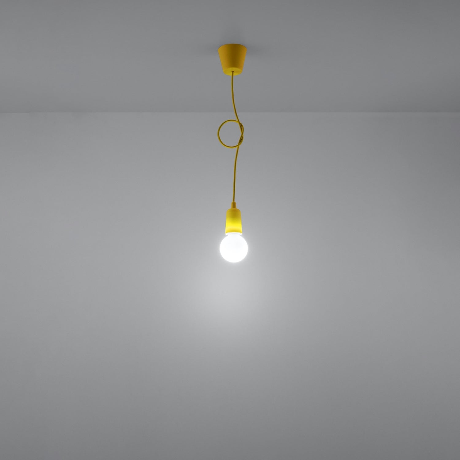 Suspension Diego 1 jaune allumée diffusant une lumière douce