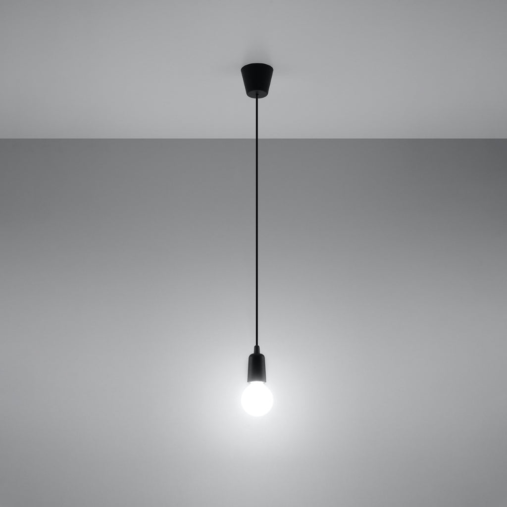 Suspension Diego 1 noire allumée au plafond