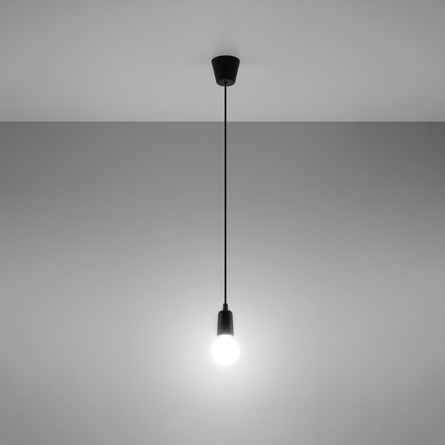 Suspension Diego 1 noire allumée au plafond