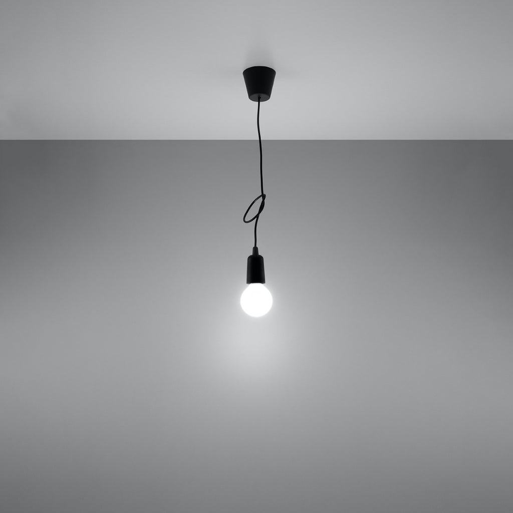 Suspension Diego 1 noire allumée diffusant une lumière douce