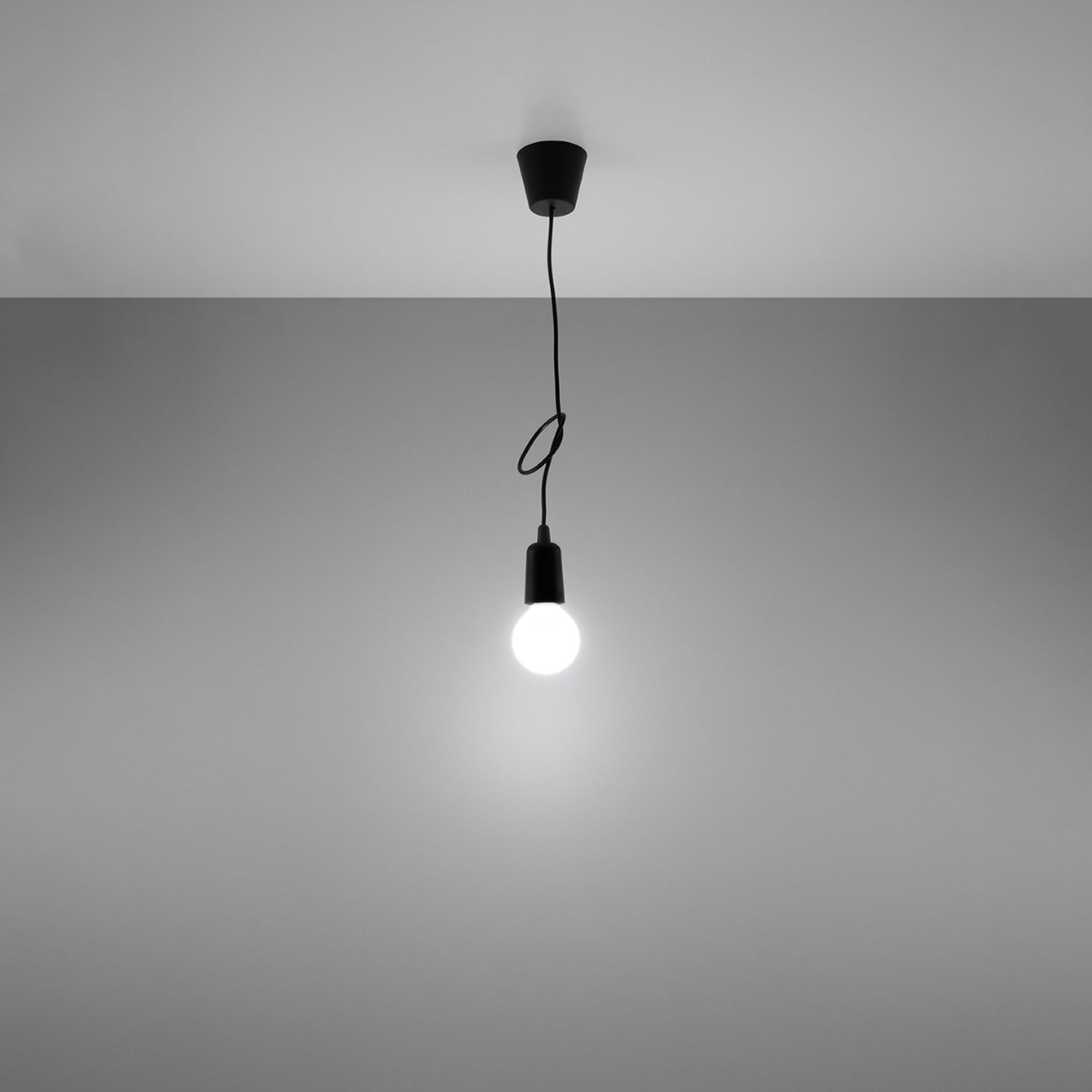 Suspension Diego 1 noire allumée diffusant une lumière douce
