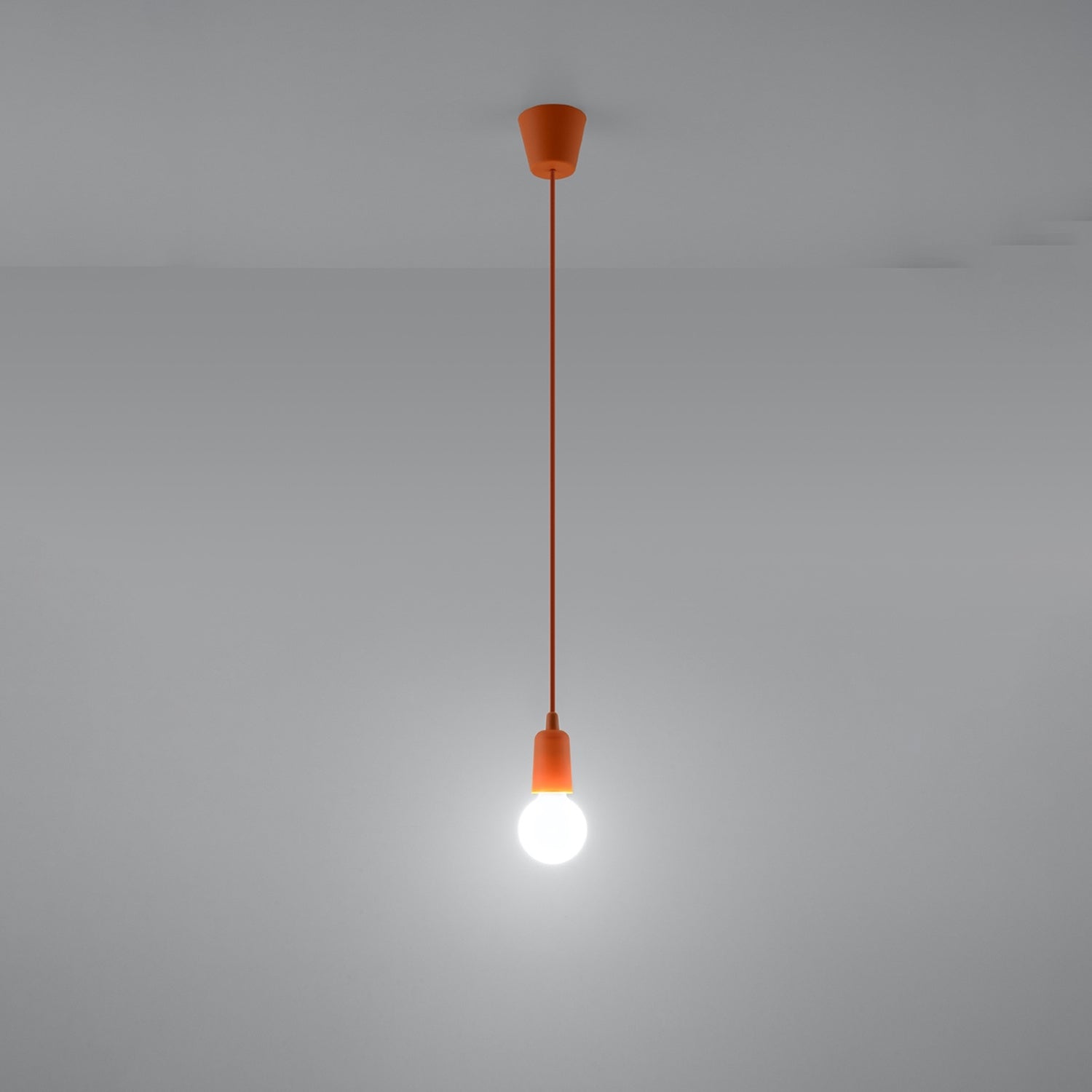 Suspension Diego 1 orange allumée au plafond
