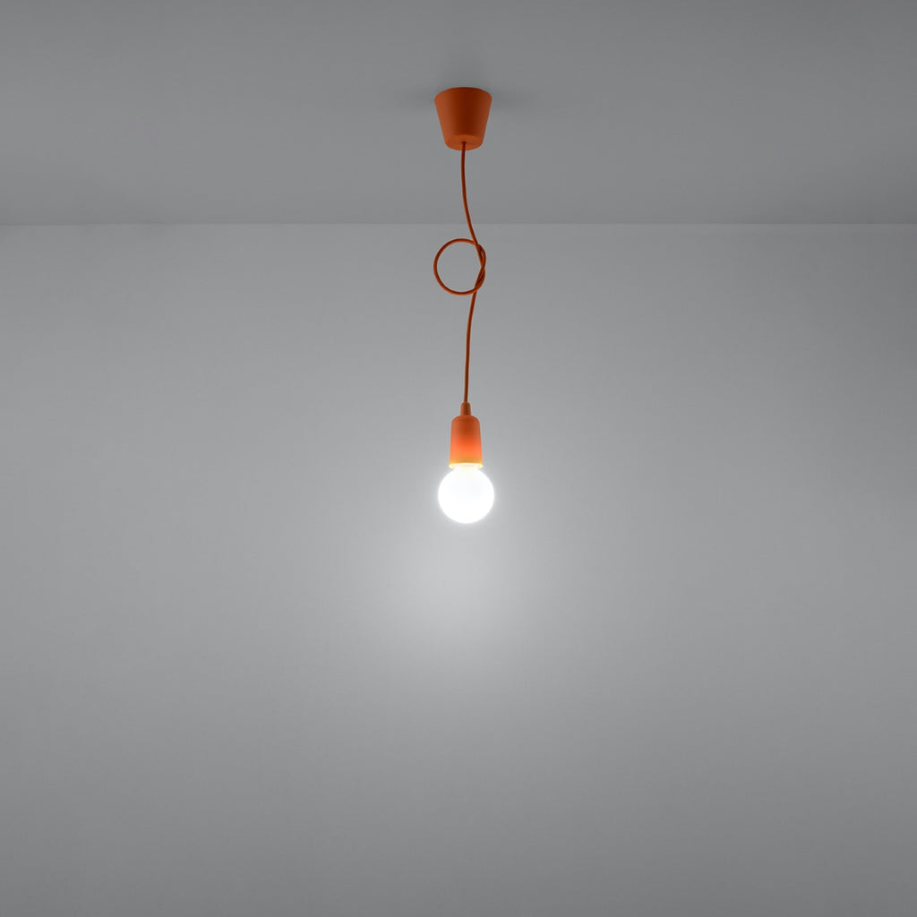 Suspension Diego 1 orange allumée diffusant une lumière douce