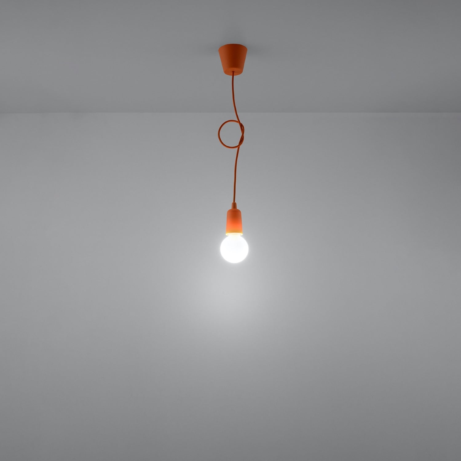 Suspension Diego 1 orange allumée diffusant une lumière douce