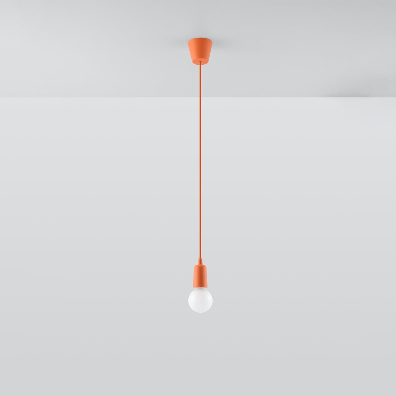 Suspension Diego 1 orange installée au plafond