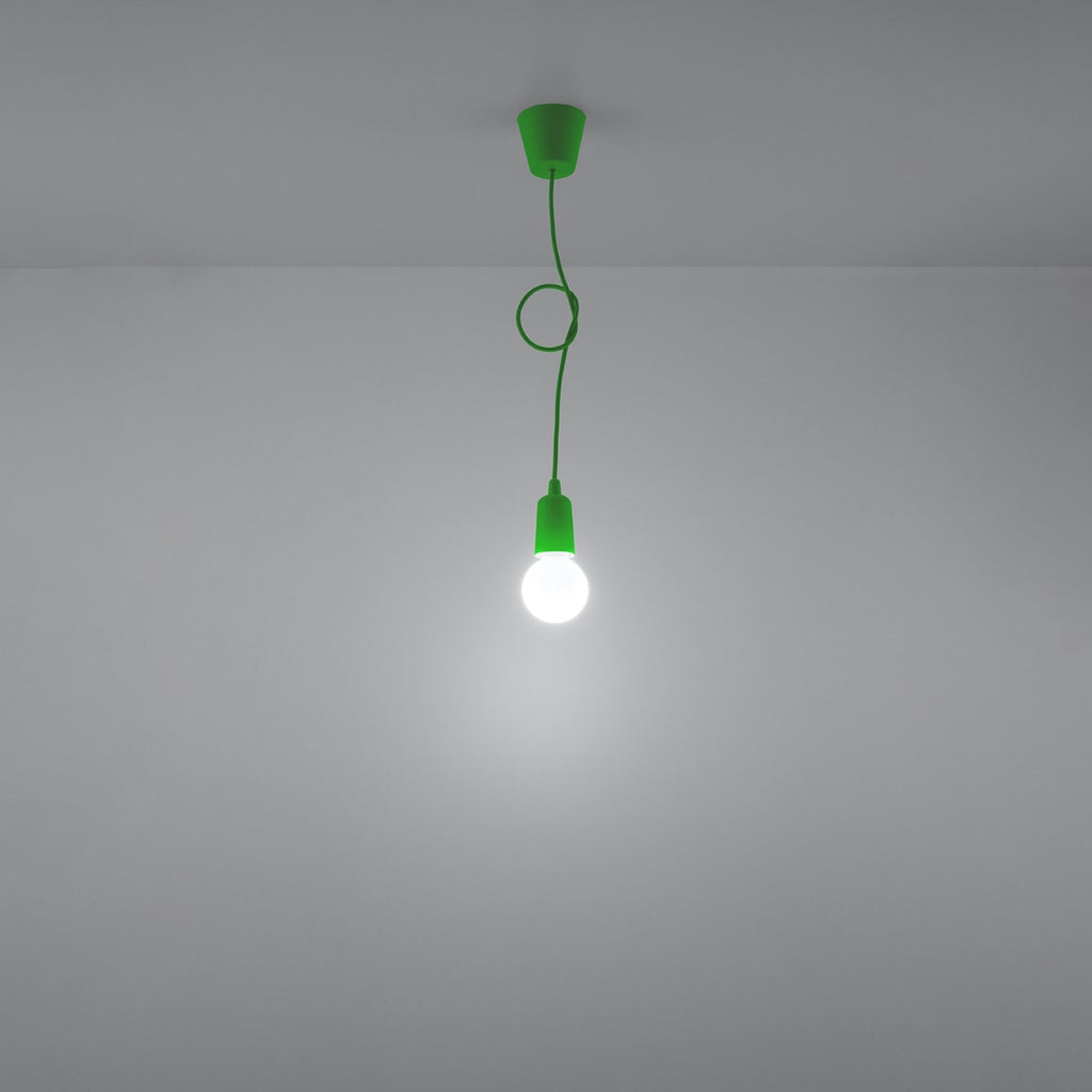 Suspension Diego 1 verte allumée diffusant une lumière douce