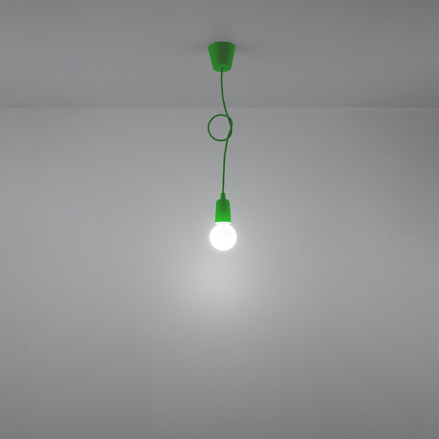Suspension Diego 1 verte allumée diffusant une lumière douce