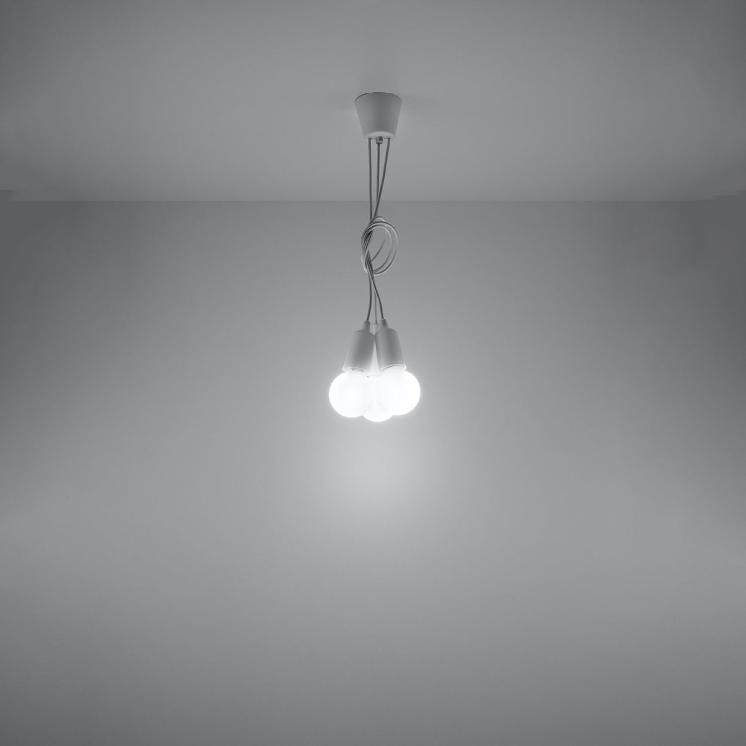 Suspension Diego 3 blanche allumée diffusant une lumière douce