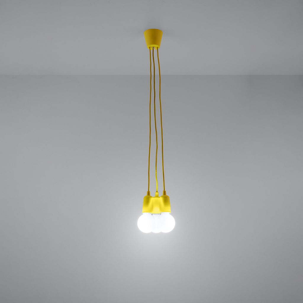 Suspension Diego 3 jaune allumée au plafond