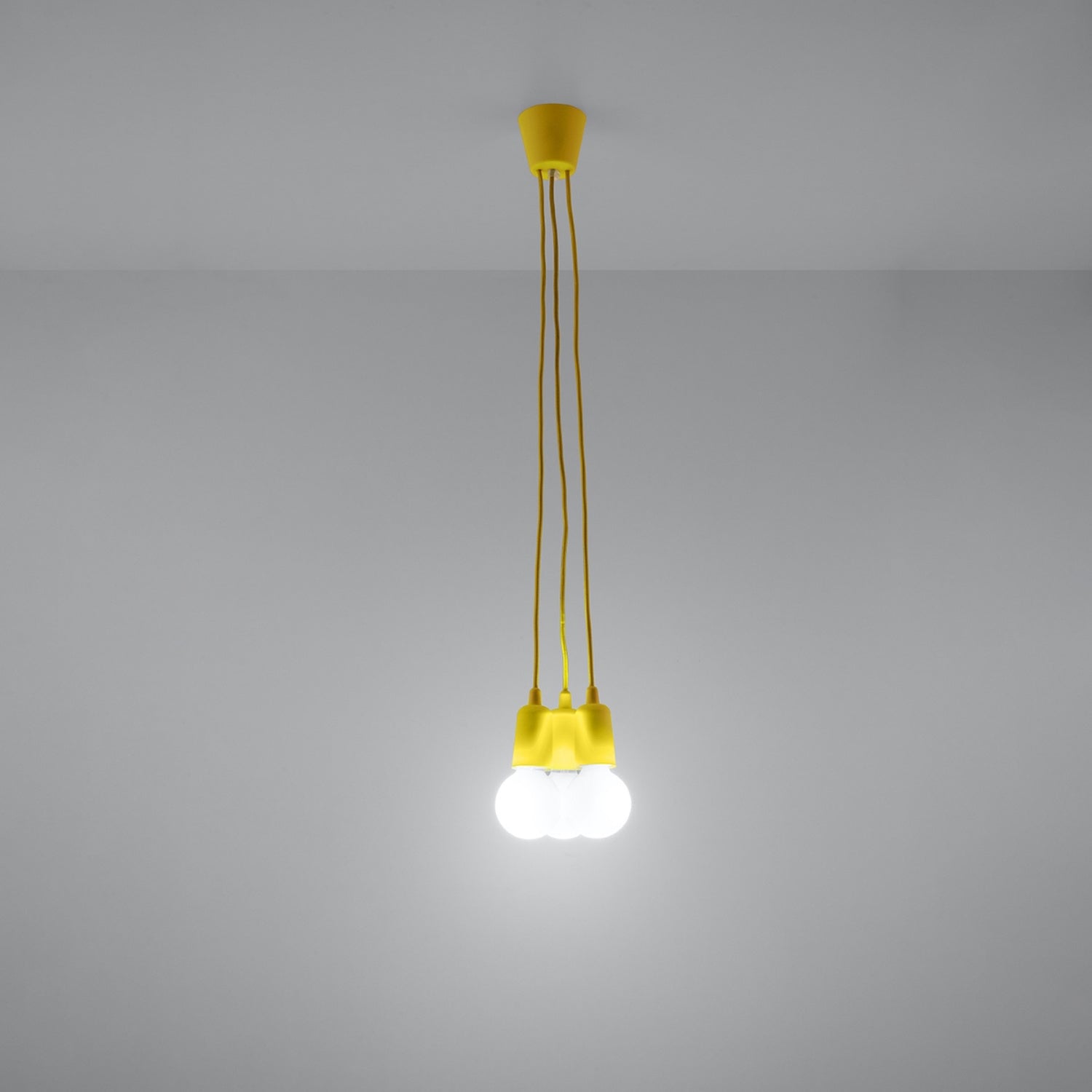 Suspension Diego 3 jaune allumée au plafond